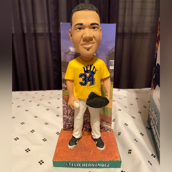 Bobblehead - Picture 2 of 3